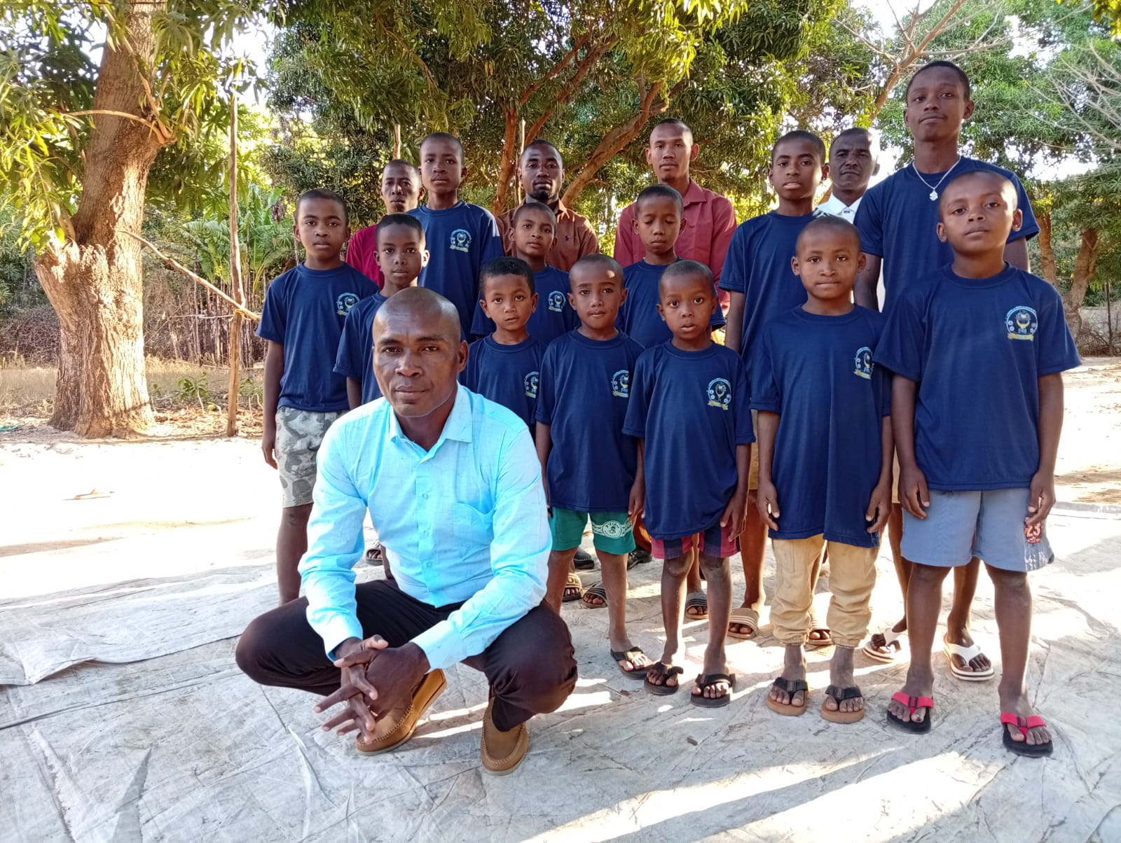 Président de l’ONG F4 avec les enfants pris en charge au centre d’Ambondrona Ampamantana, Mahajanga
