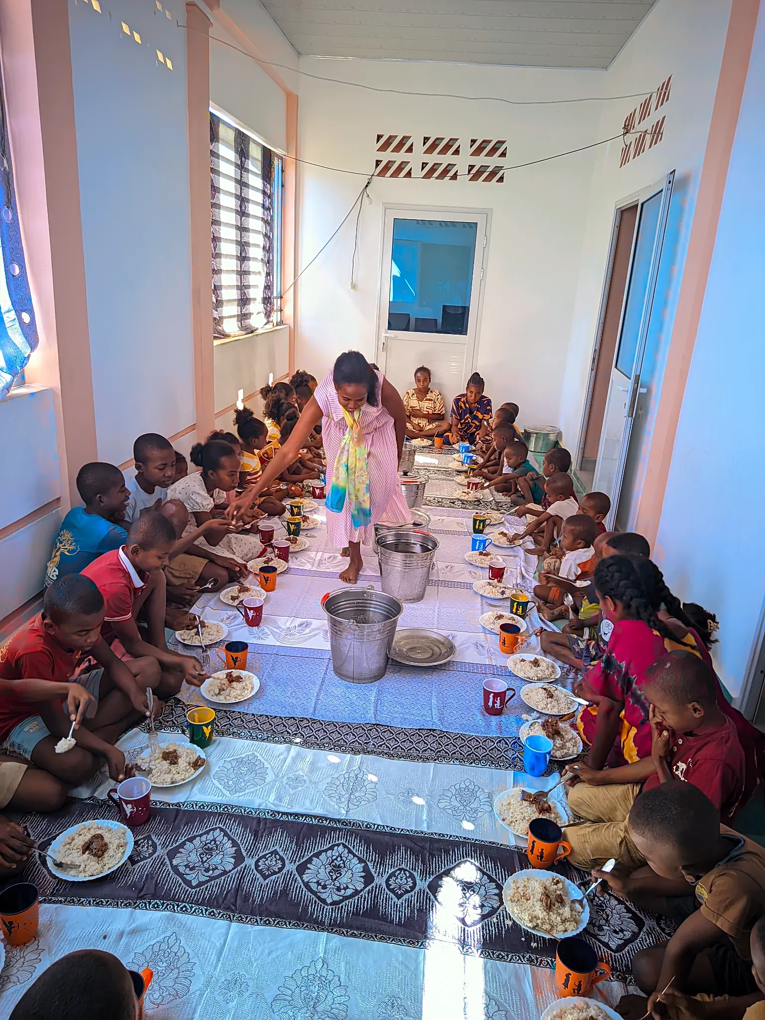 Service du repas aux enfants à la cantine solidaire
