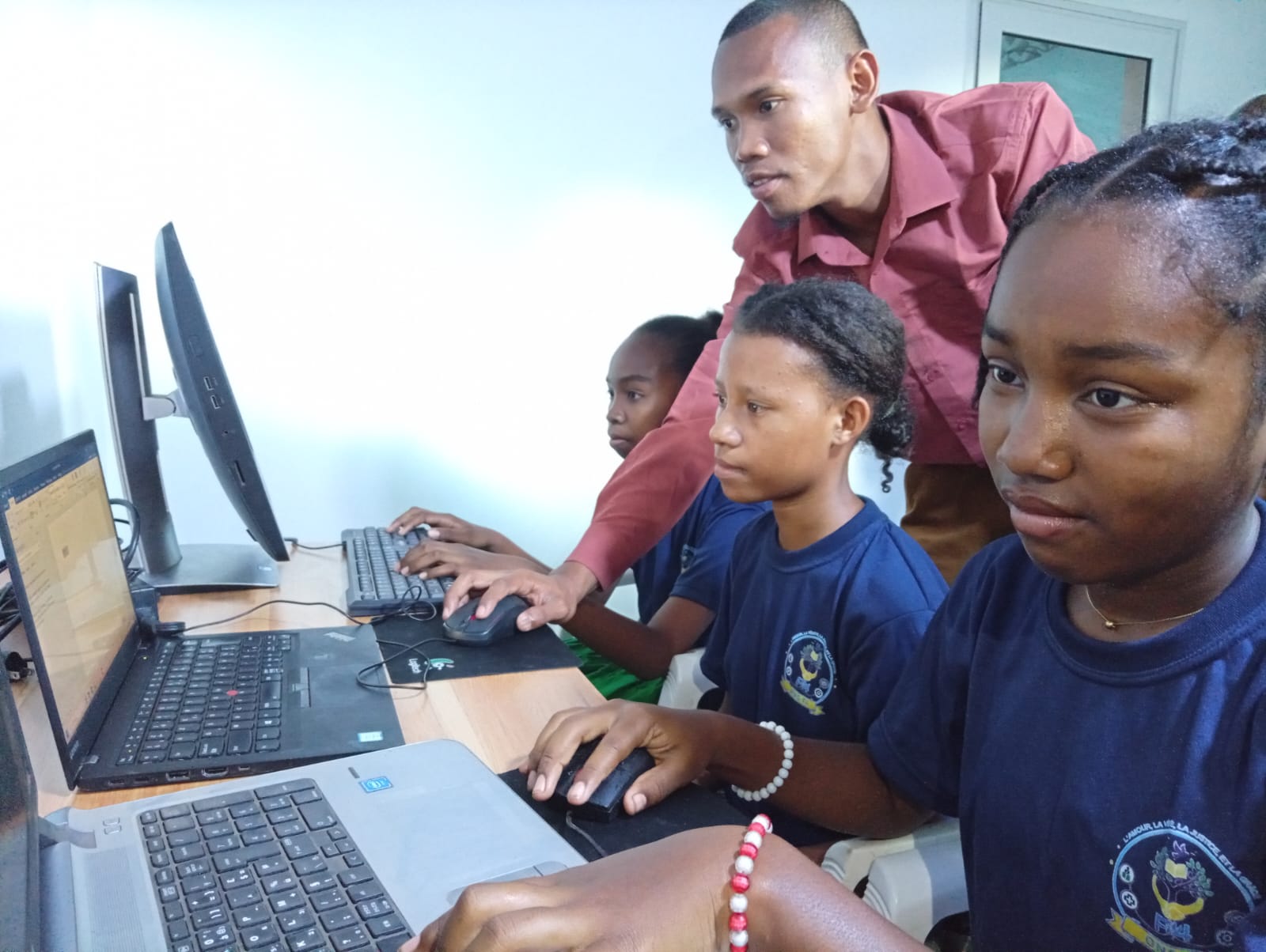 Jeunes en formation informatique au centre de l’ONG F4