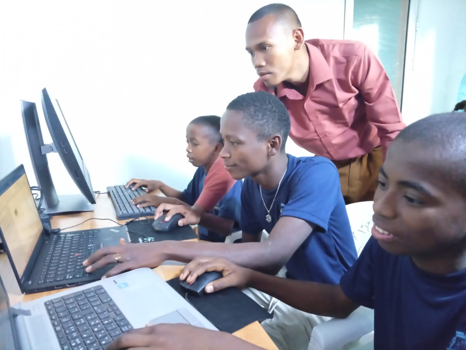 Jeunes en atelier informatique au centre