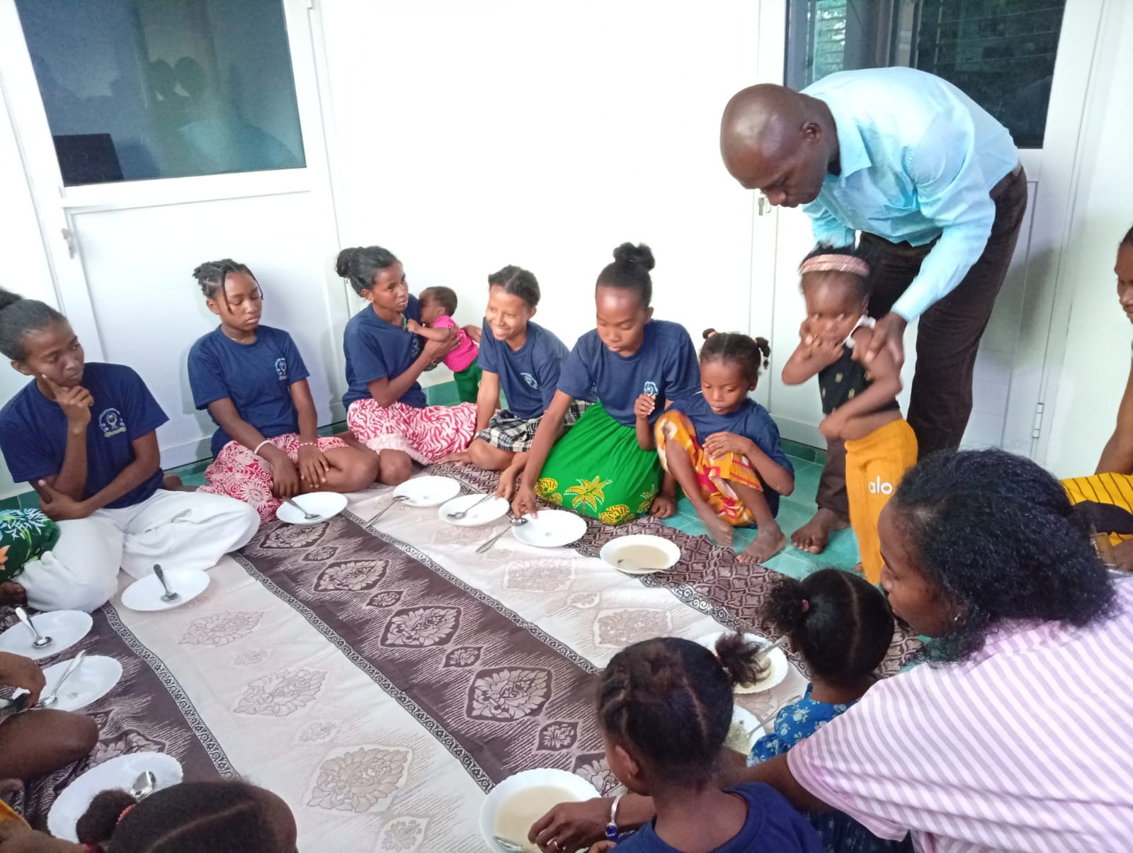 Enfants et accompagnateurs réunis pendant le repas