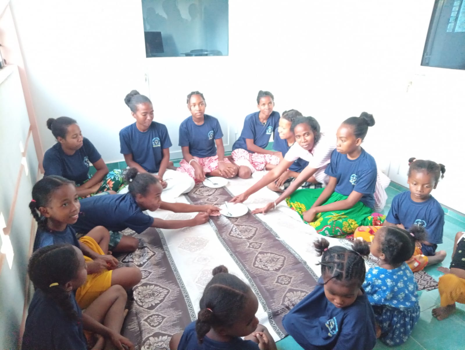 Moment de partage entre les enfants du centre