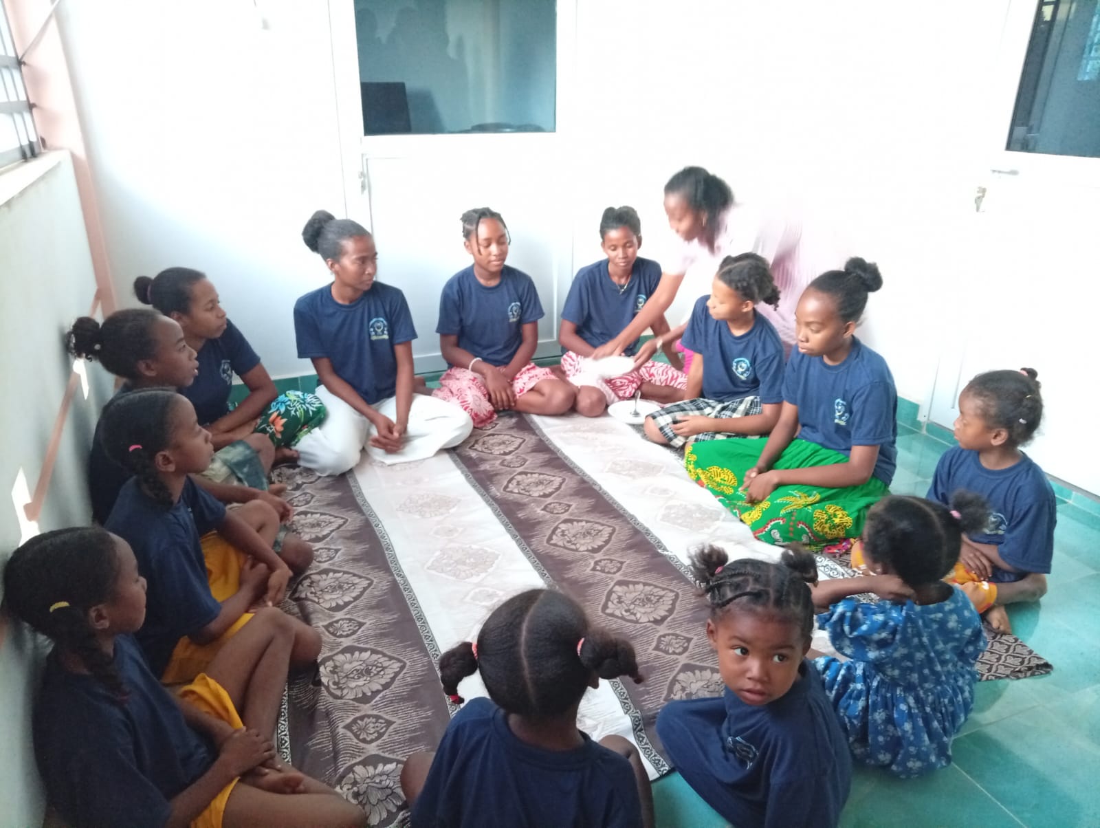 Enfants réunis autour du repas au centre