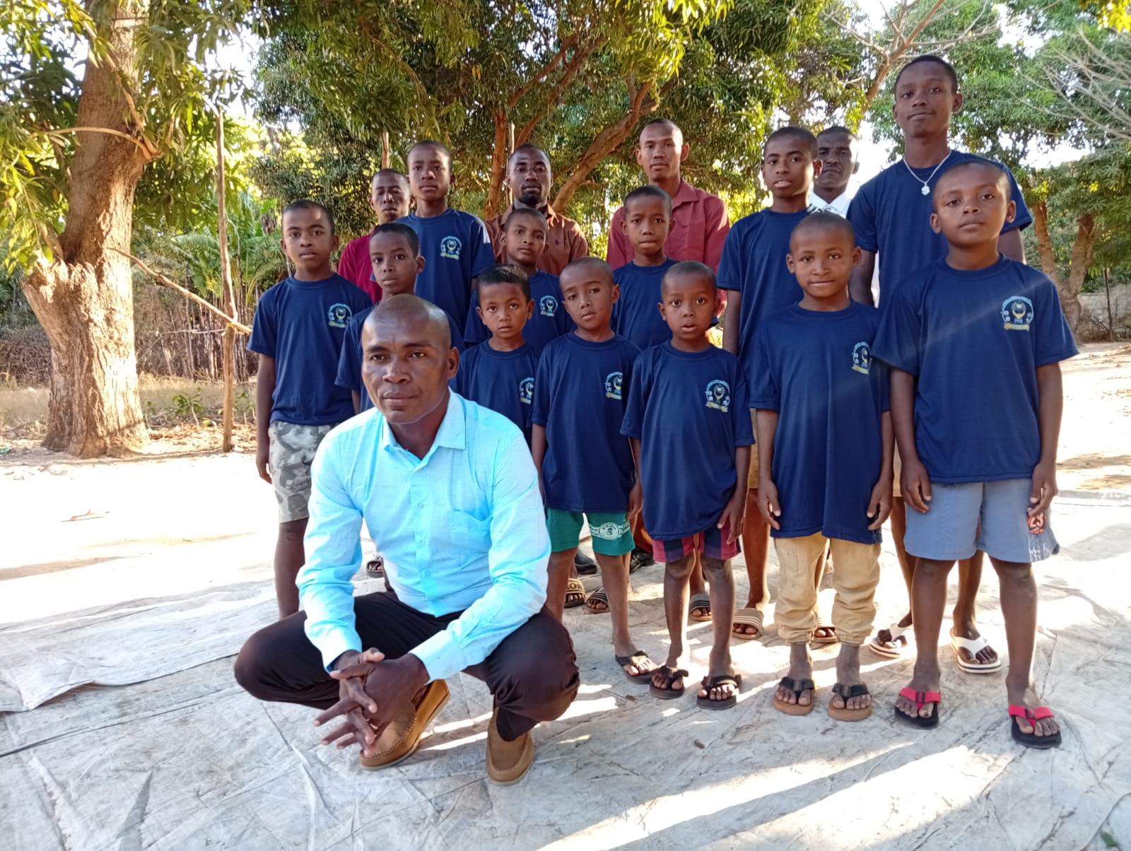 Le Président de l’ONG F4 avec les enfants pris en charge au centre d’Ambondrona Ampamantana à Mahajanga